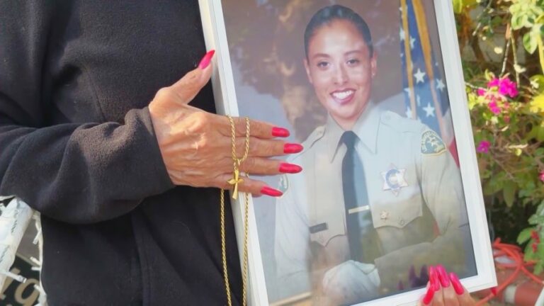 Пожилая женщина, обманутая ворами в Восточном Лос-Анджелесе, украла ожерелье, содержащее прах ее покойной дочери