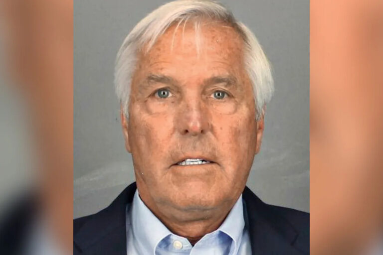 Мама найдена мертвой с топором, застрявшим в голове после того, как ее дочь, 3 года, была оставлена с телом на несколько часов.