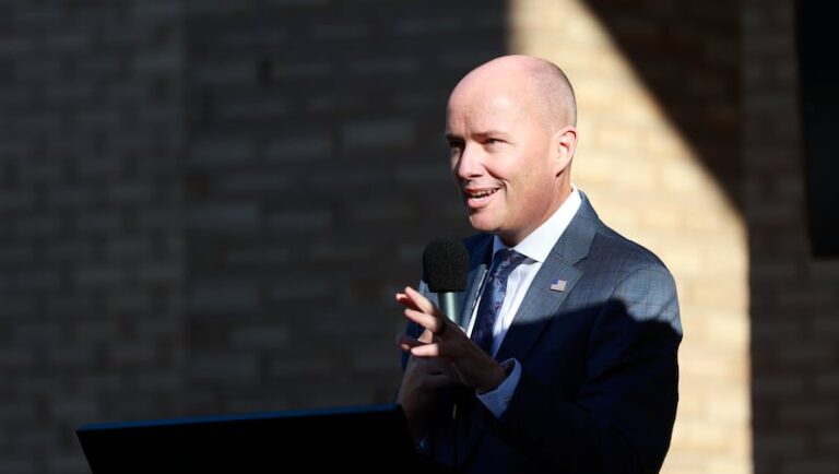 Популярность Кокса держится с Республиканской партией, провалы среди демократов