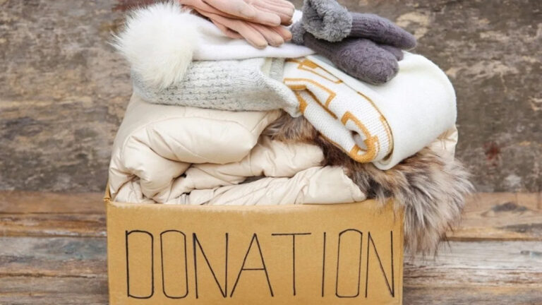 Пальто едет рядом с Каспером