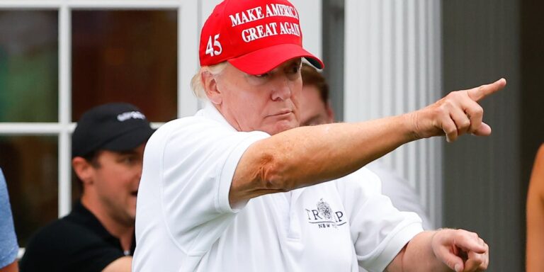 Трамп продолжает делать этот жест из 1 руки, и исследование показывает, что он более мощный, чем вы думаете