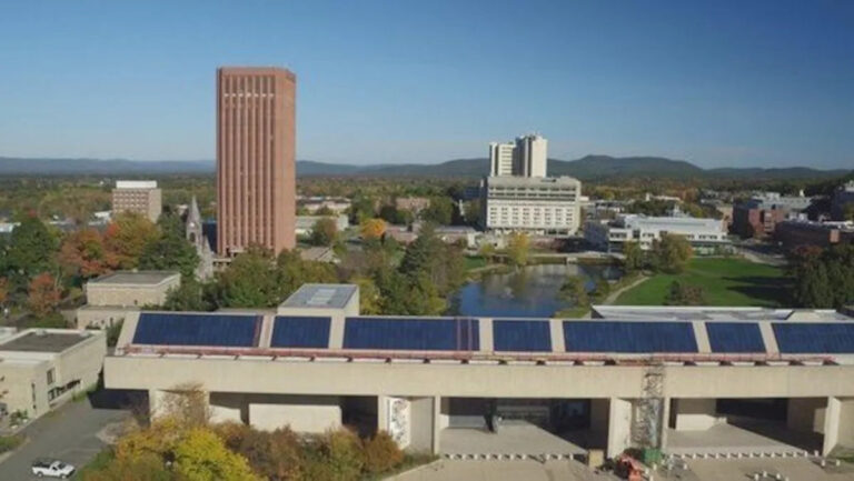 Экс-студент-предприниматель из Амхерста обвиняется в съемках женщин в душевых кабинах общежития