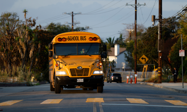 Закрытие, сокращение и сокращение школ в Лос-Анджелесе, поскольку район сталкивается с дефицитом бюджета