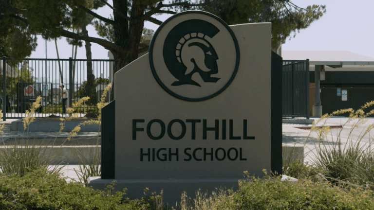 Аккомпаниатор хора Foothill HS подверг сексуальному насилию несовершеннолетнего студента в течение 3 месяцев, иск