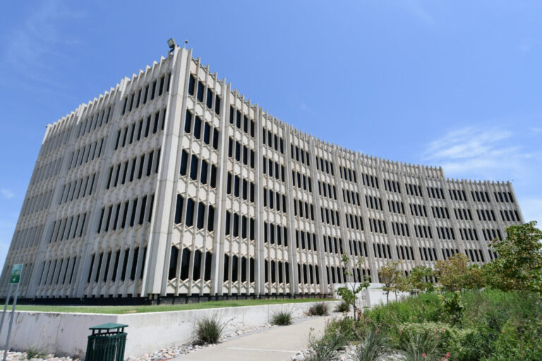 Остаются вопросы о том, кто управлял автомобилем, финансируемым налогоплательщиками, выданным помощнику Райана Уолтерса.