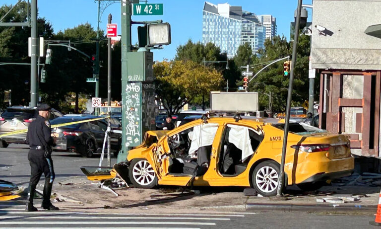 Водитель такси в критическом состоянии после медицинского эпизода может попасть в аварию у консульства Китая