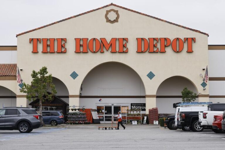 Домашние склады по всему Лос-Анджелесу становятся напряженным полем битвы в новой фазе рейдов ICE