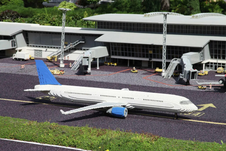 Новый рейс из SFO приземляется в милях от ворот в главный тематический парк Калифорнии.