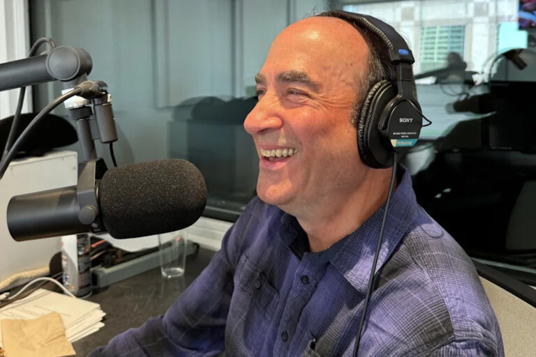 Как радиостанция AM в Калифорнии выдержала нападение администрации Трампа на СМИ