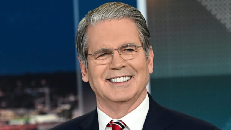 Трамп Гун сорвал интервью с странным вопросом о весе рук журналиста