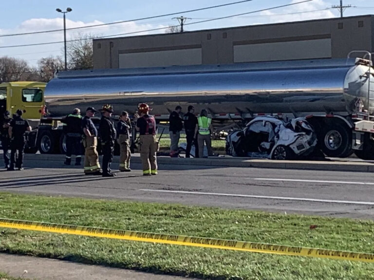 1 погибший после аварии на оживленном перекрестке Дейтона; 911 звонящий сообщает о «автомобиле под полу».