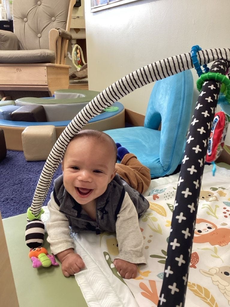 Герои спешат спасти ребенка, который перестал дышать в Мичиганском Walmart