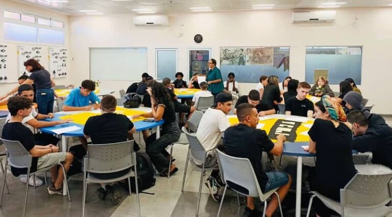 В школе последнего прибежища Тель-Авива ракетный ущерб от войны приносит проблемы и возможности.