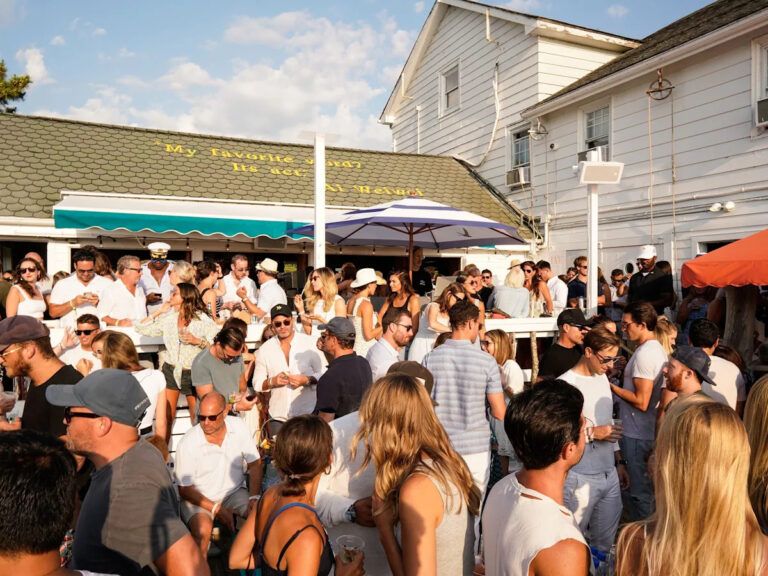 Уолл-стритеры стекаются в дом серфингов в Хэмптоне, мы спросили сотрудников, каково это — служить им.