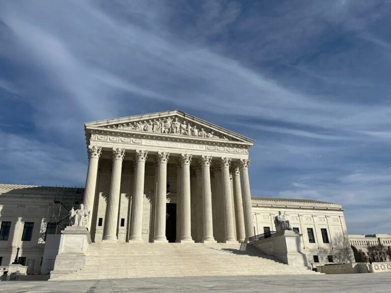 Иммиграционные судьи призывают Верховный суд разрешить более низкому судебному решению против администрации Трампа оставаться на месте