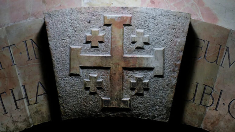 Археологи нашли 2000-летний сад под церковью, который может быть местом гробницы Иисуса.