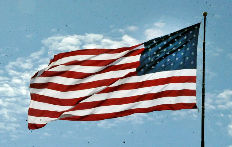 Флаги остаются у полусотрудников в Колорадо.