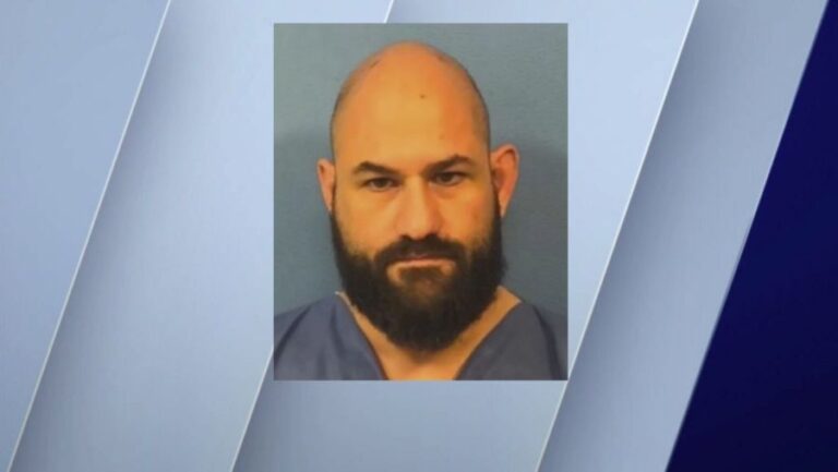 Бывший офицер охраны пригородной средней школы, обвиняемый во вторжении в дом, жестоком обращении с животными