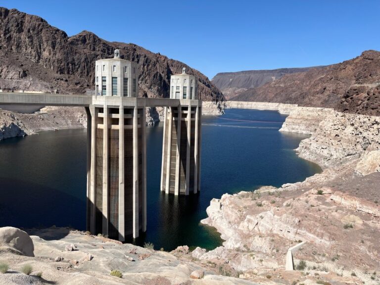 Прогнозы на озеро Мид показывают резкое падение к концу лета 2027 года, но озеро Пауэлл будет расти.