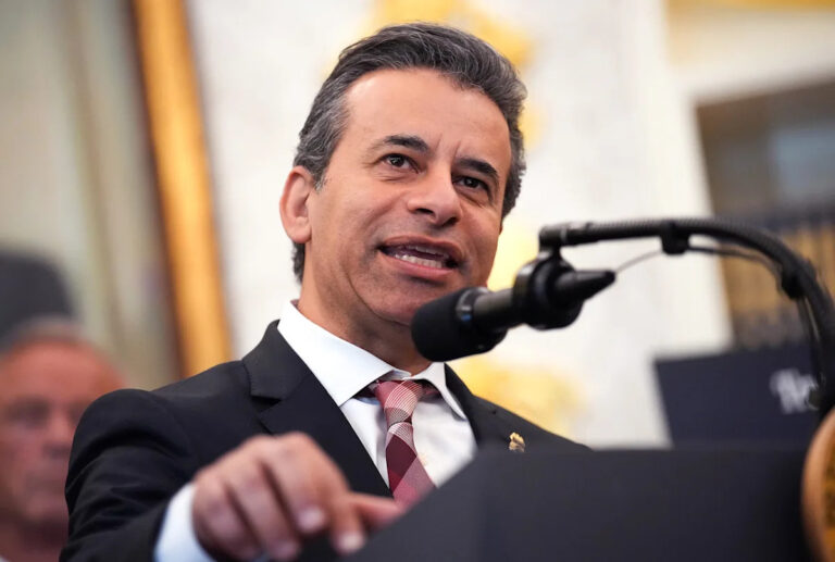 Глава FDA говорит, что администрация Байдена утаила данные о риске для сердца от вакцин Covid