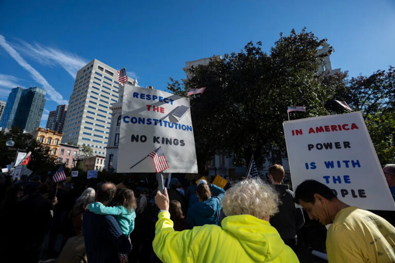 Тысячи людей в Нью-Джерси протестуют против политики Трампа на митингах «Нет королей»