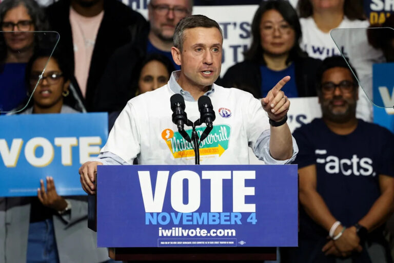 Демократы склоняются к личности бойца, поскольку партия восстанавливается до 2026 года