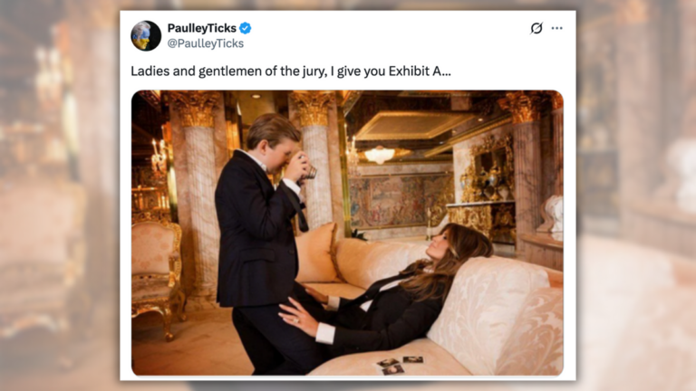 Проверка фактов: старая фотография Бэррона Трампа, сидящего на коленях Мелании и фотографирующего ее, делает обходы в Интернете