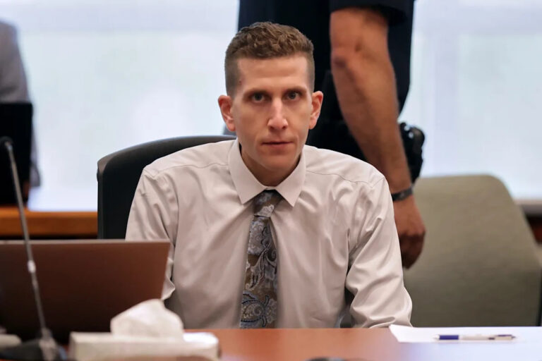 Телефон Брайана Кохбергера содержал селфи без рубашек и обнаженных женщин