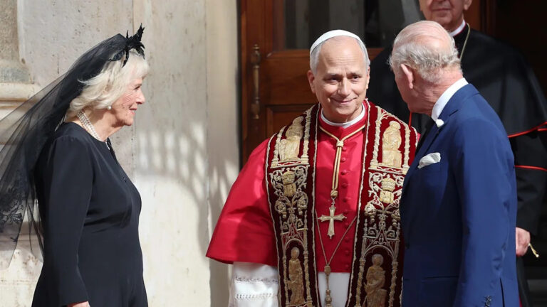 Король Чарльз и королева Камилла встречают Папу Льва в Ватикане