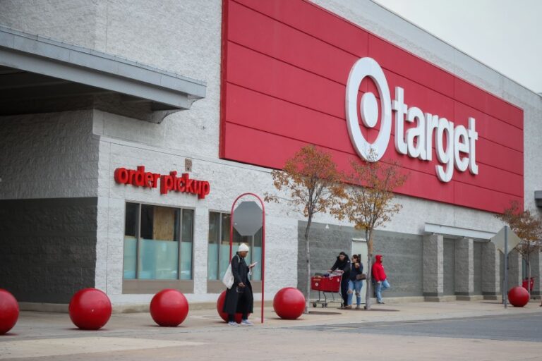 Видео вызывает возмущение, когда медицинский работник NorCal ругает пожилого сотрудника Target за футболку Чарли Кирка