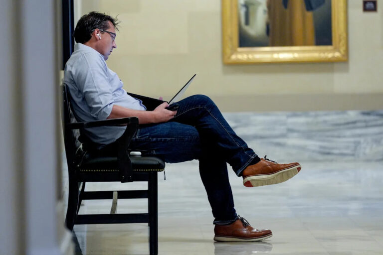 Названный депутатом «сотрудником-призраком», советник Уолтерса Мэтт Лэнгстон покидает государственное агентство по связям с общественностью.