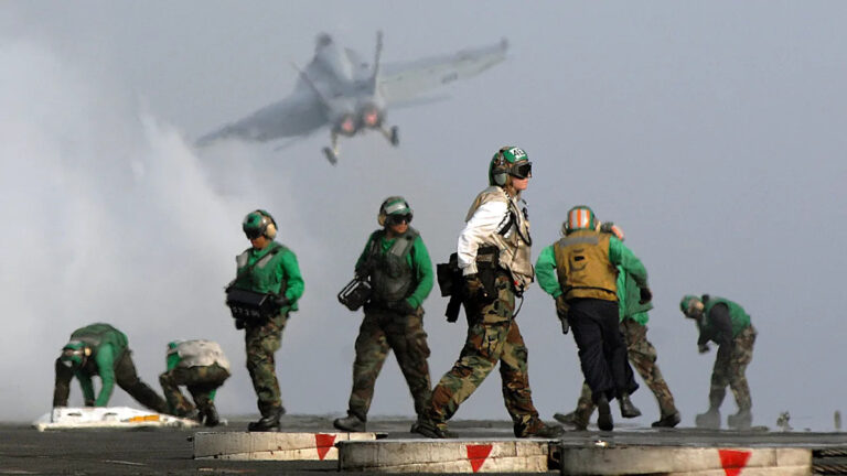 F/A-18 Super Hornet, сбитый в результате расследования, проведенного на крейсере ВМС США