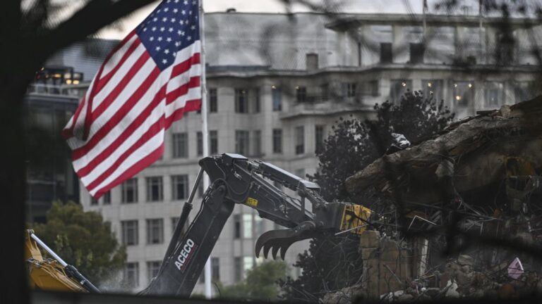 Проверка фактов: не покупайте иск строительной компании, «вызванной» Трампом из-за неоплаченных счетов за снос Восточного крыла Белого дома