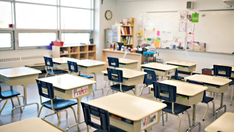 Эксперты считают, что снижение числа учащихся государственных школ может привести к закрытию кампусов в большем количестве районов.