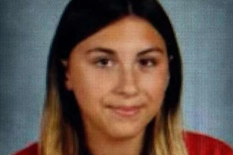 Пропавшая 14-летняя девочка была найдена мертвой в фургоне за ее домом.