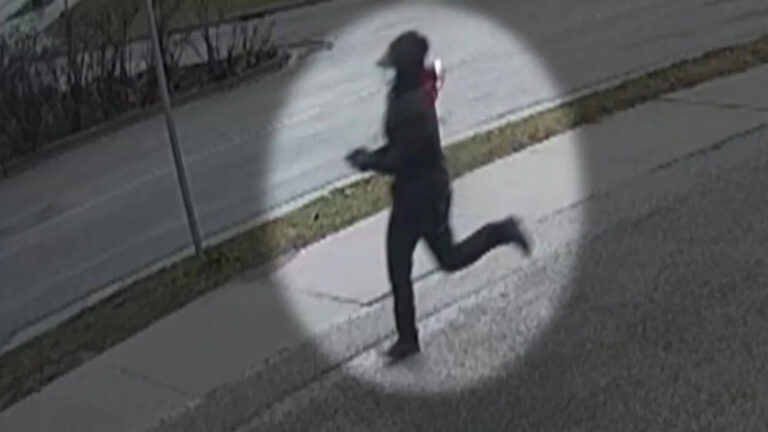 Пойман на пленке: женщина-следователь на месте преступления, преследуемая для казни