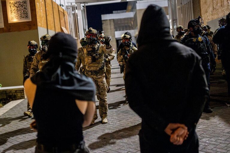 Сотни членов Национальной гвардии покидают Портленд, Чикаго, — сказал источник.