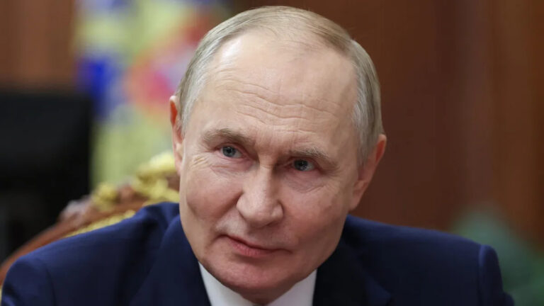 73-летний Путин «запятнал» больной стриженной рукой