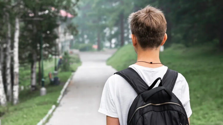 Родители опубликовали фото необычных вещей, которые их ребенок нашел на улице: «Такой позор»