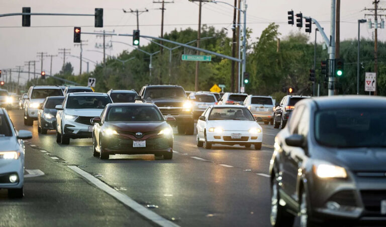 Могу ли я нарушить ограничение скорости, чтобы не отставать от трафика в Калифорнии?