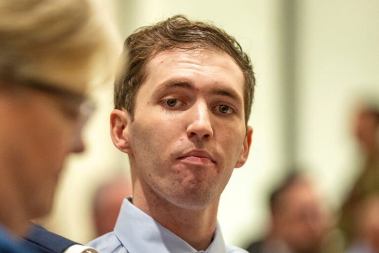 Подозреваемый в убийстве Чарли Кирка предстает перед судом, судья обдумывает доступ к СМИ