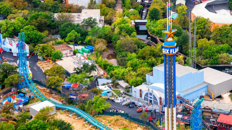 Новый первый в своем роде «Костер» Six Flags уже творит историю