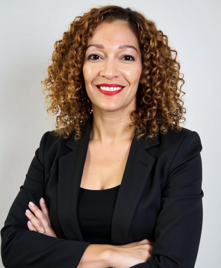 Кандидат в депутаты от округа Е Нелли Медина хочет более тесного сотрудничества с Комитетом по школьному образованию