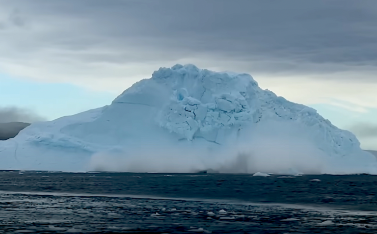 Ледник 100 футов в Гренландии создает огромные волны (видео)