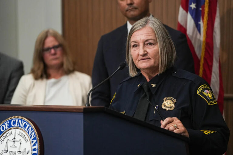 Электронные письма и тексты показывают напряженность перед тем, как начальник полиции Цинциннати Тереза Теэтж ушла в отпуск.