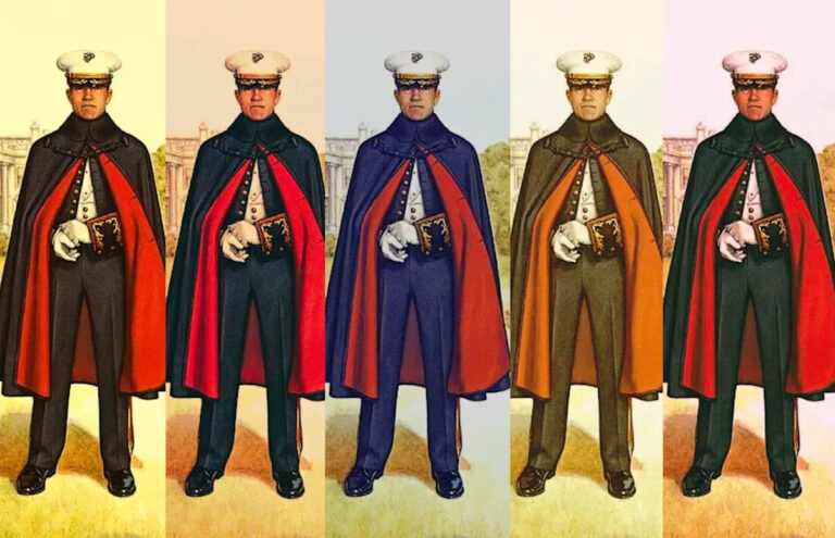 Внимание, дамы: теперь вы можете носить знаковый плащ для лодок морской пехоты