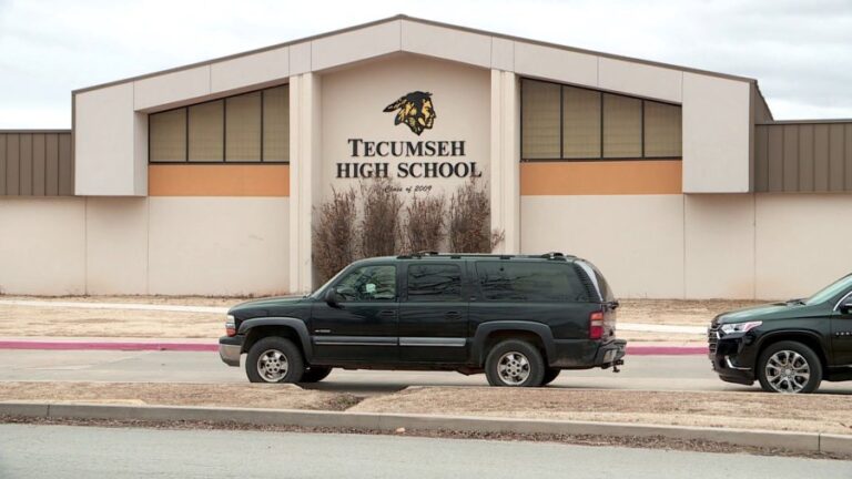 Начальник полиции Текумсе решает проблемы безопасности в общинах после ареста за стрельбу в школе