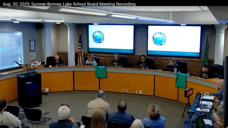 Backlash продолжает июльское мероприятие «Час истории Драг-Куин» в начальной школе WA