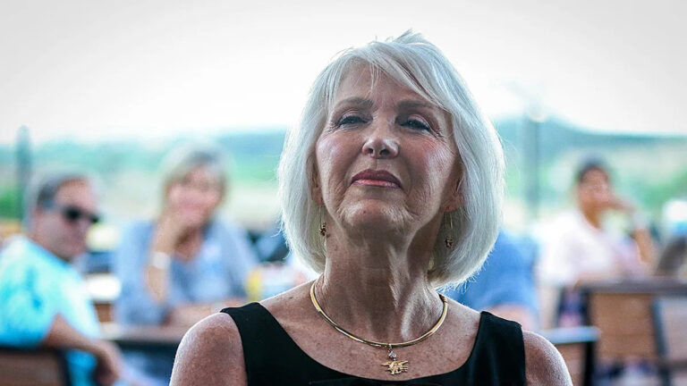 Новое ходатайство требует освобождения бывшего клерка Колорадо Тины Питерс, оспаривая состояние после помилования Трампа