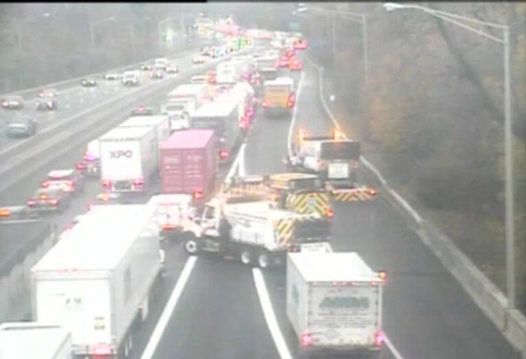 Смертельный удар по И-95 в Стэмфорде среди сотен уклоняющихся от инцидентов в КТ, говорят полицейские